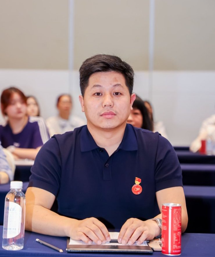 支太雄--党支部书记兼副会长